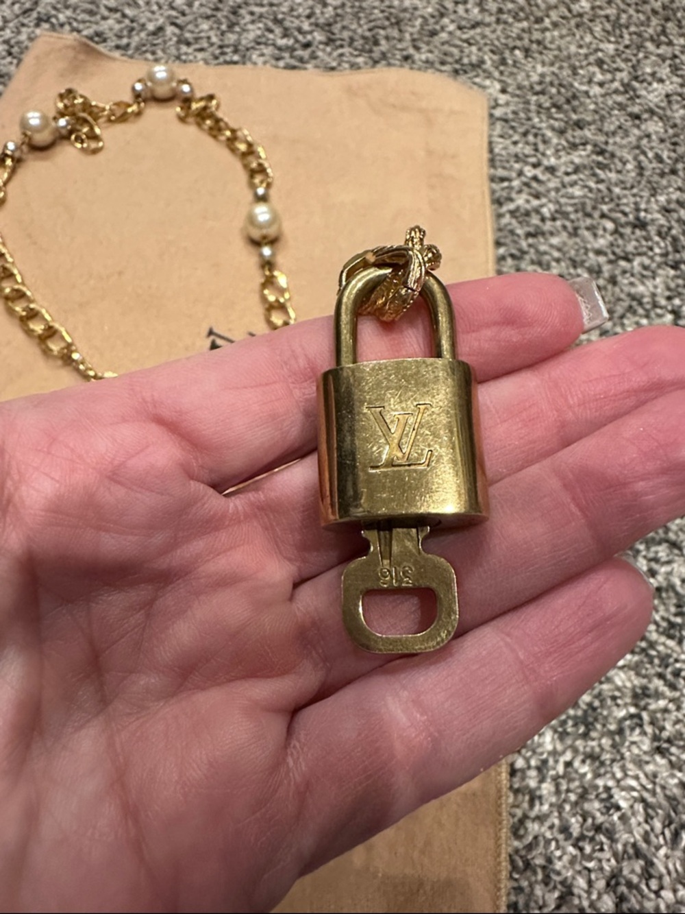 Vintage Gold and Faux Pearl chain Necklace with LV lock and key - Picture 4 of 6